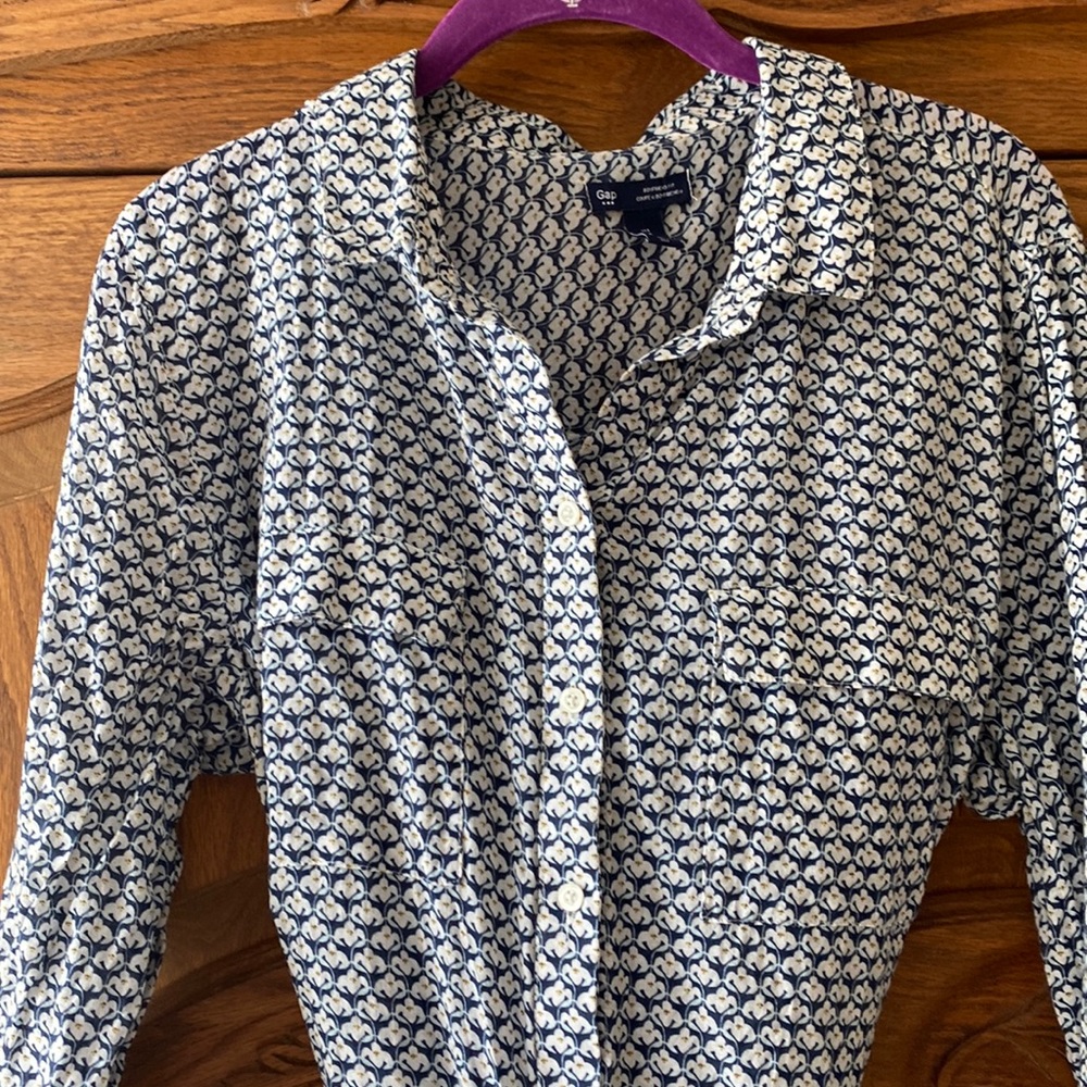 Size L Gap lightweight button down pattern top. Front pockets. Cute pattern